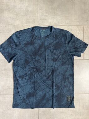 Roark Run Amok Mathis Pocket Tee Men’s Large Navy Tie Dye Athletic Running Shirt